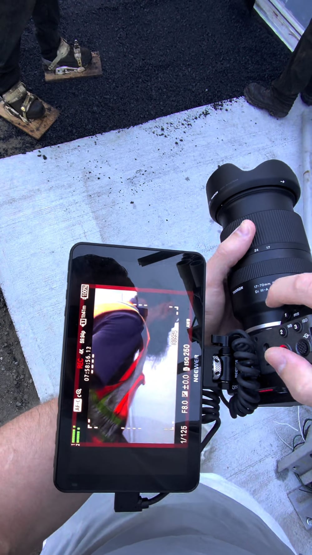 Mains sur l'objectif d'une caméra en tournage