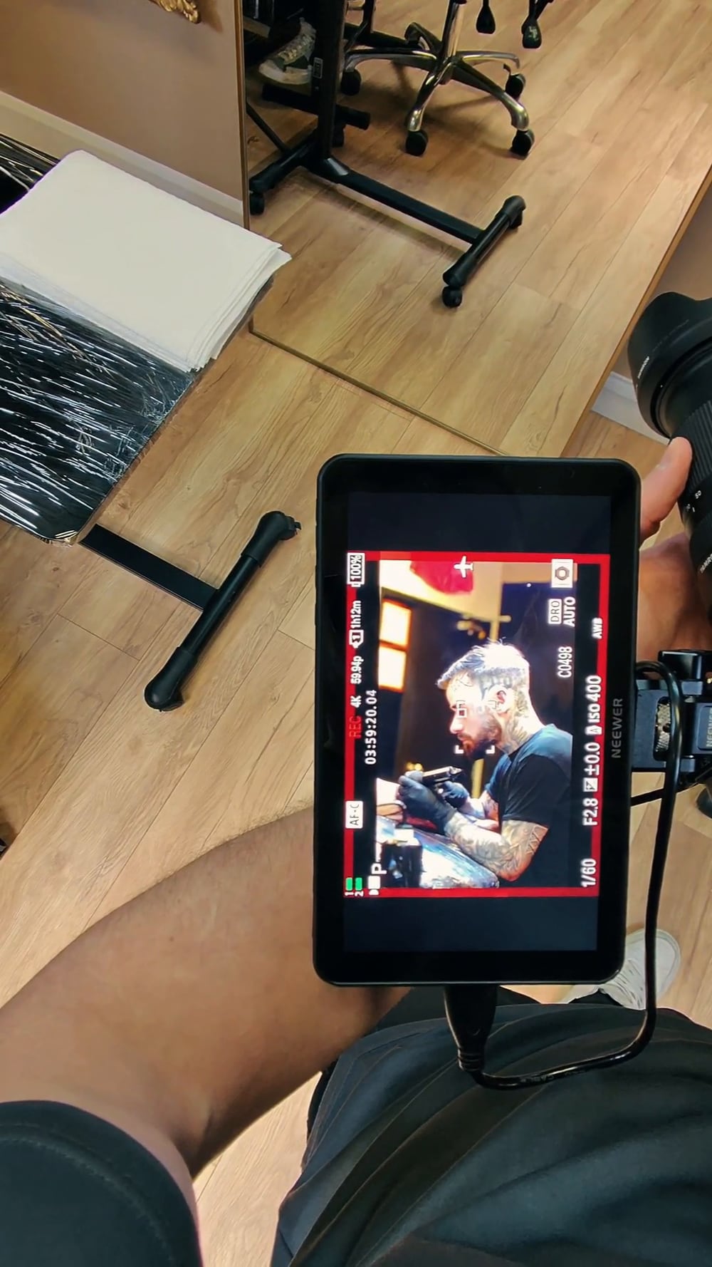 Moniteur de tournage dans un studio de tatouage