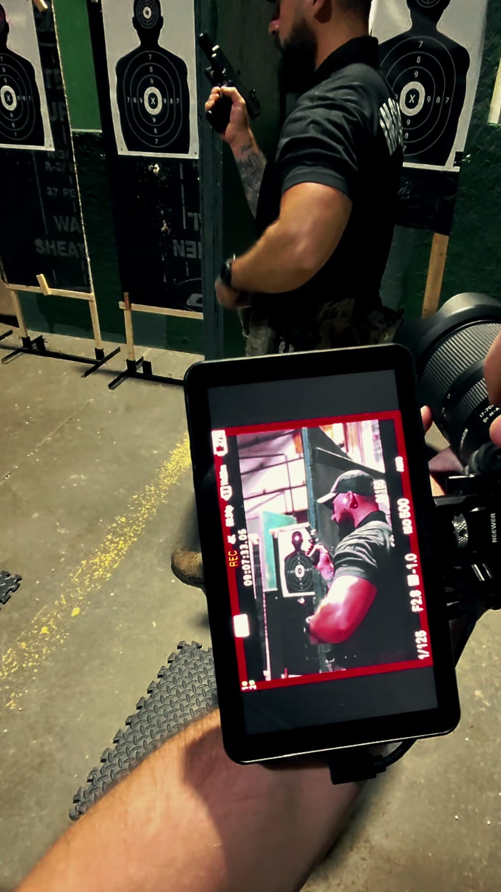 Moniteur de tournage et caméra devant un instructeur au champ de tir