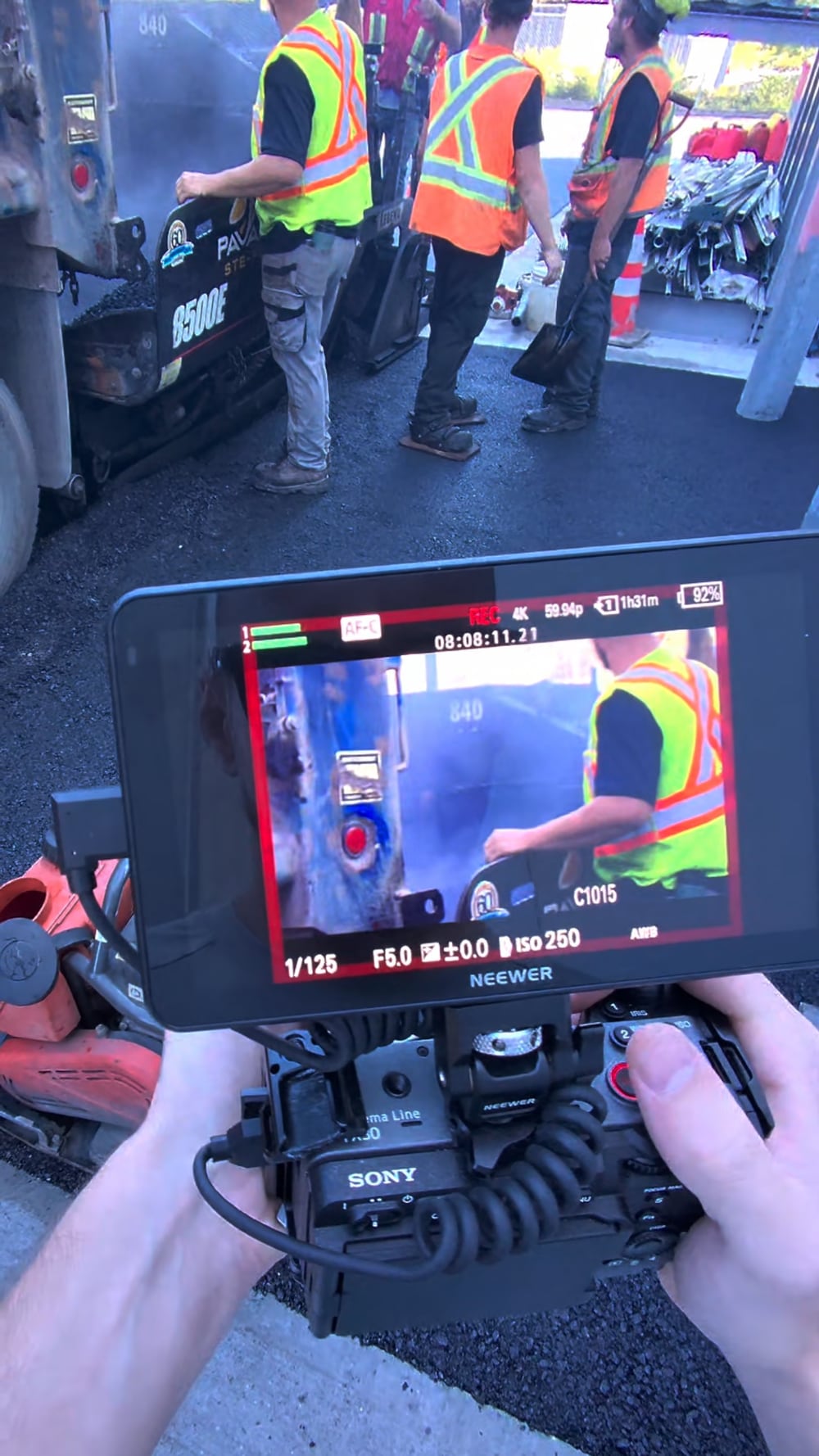 Caméra Sony FX30 et moniteur en enregistrement sur un chantier
