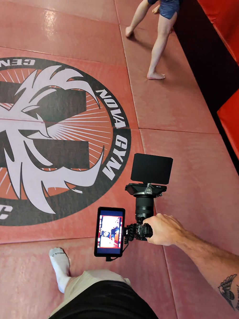 Caméra et moniteur pendant un entraînement de MMA