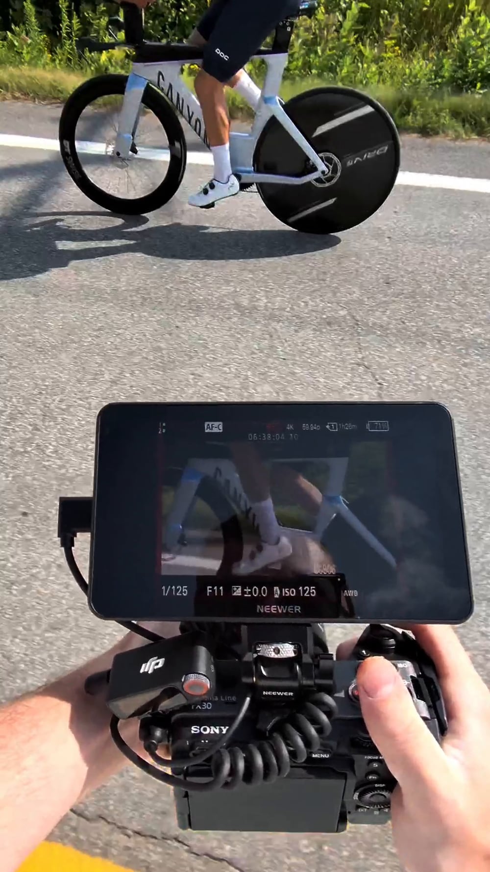Caméra sur gimbal filmant un cycliste